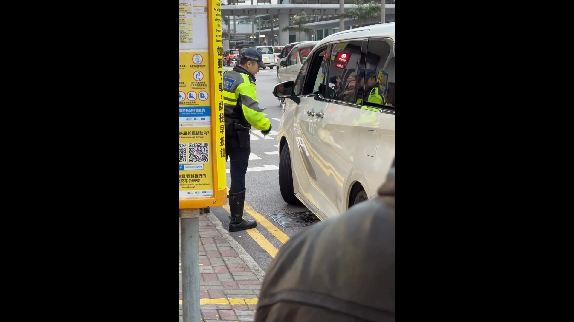 內地「FU」車牌跨境車中環違泊被警員抄牌　網民熱議：告票照出但最後變廢票