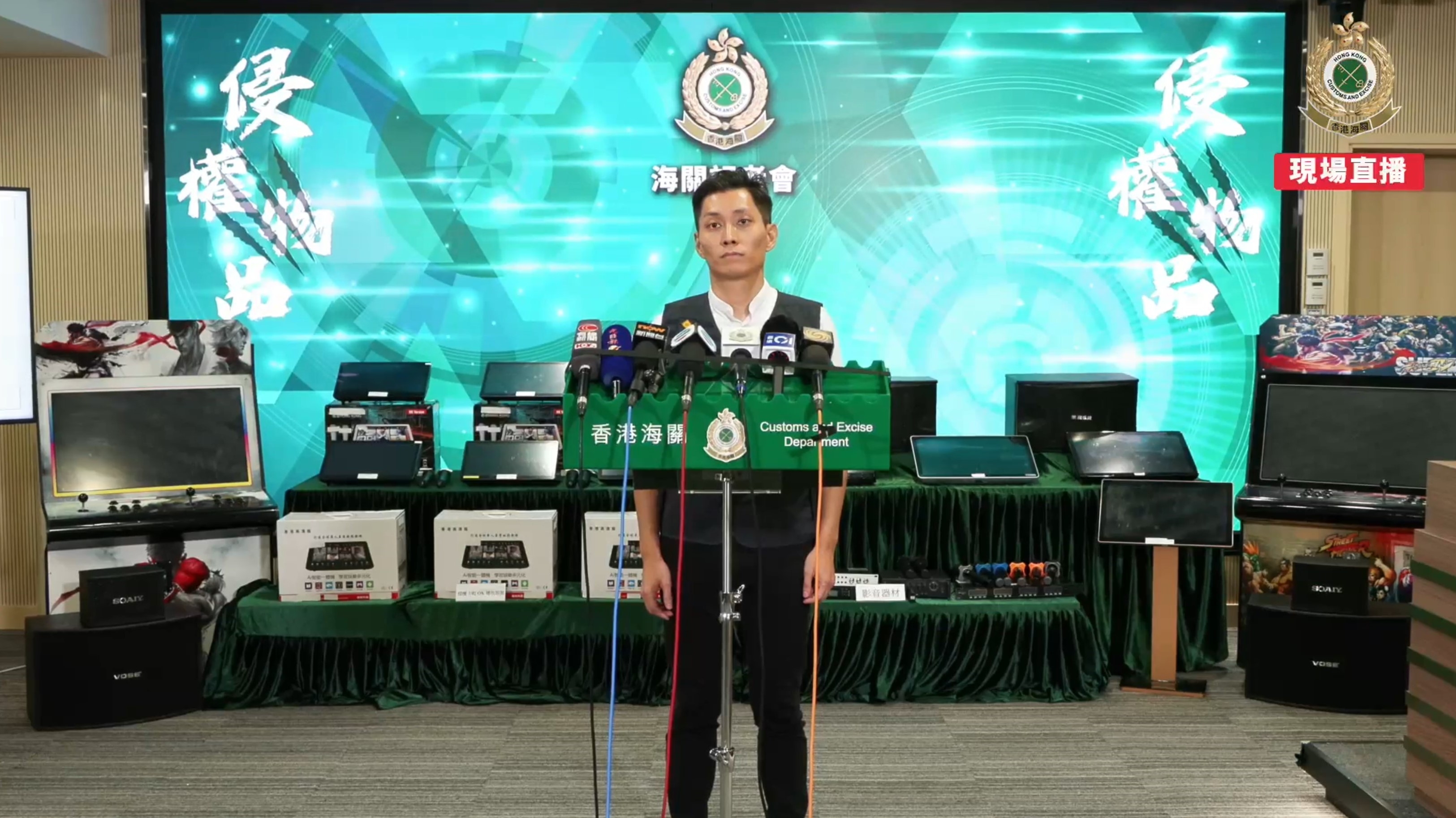 海關版權及商標科技罪案調查組指揮官吳家俊講述案情。（海關Facebook直播截圖）