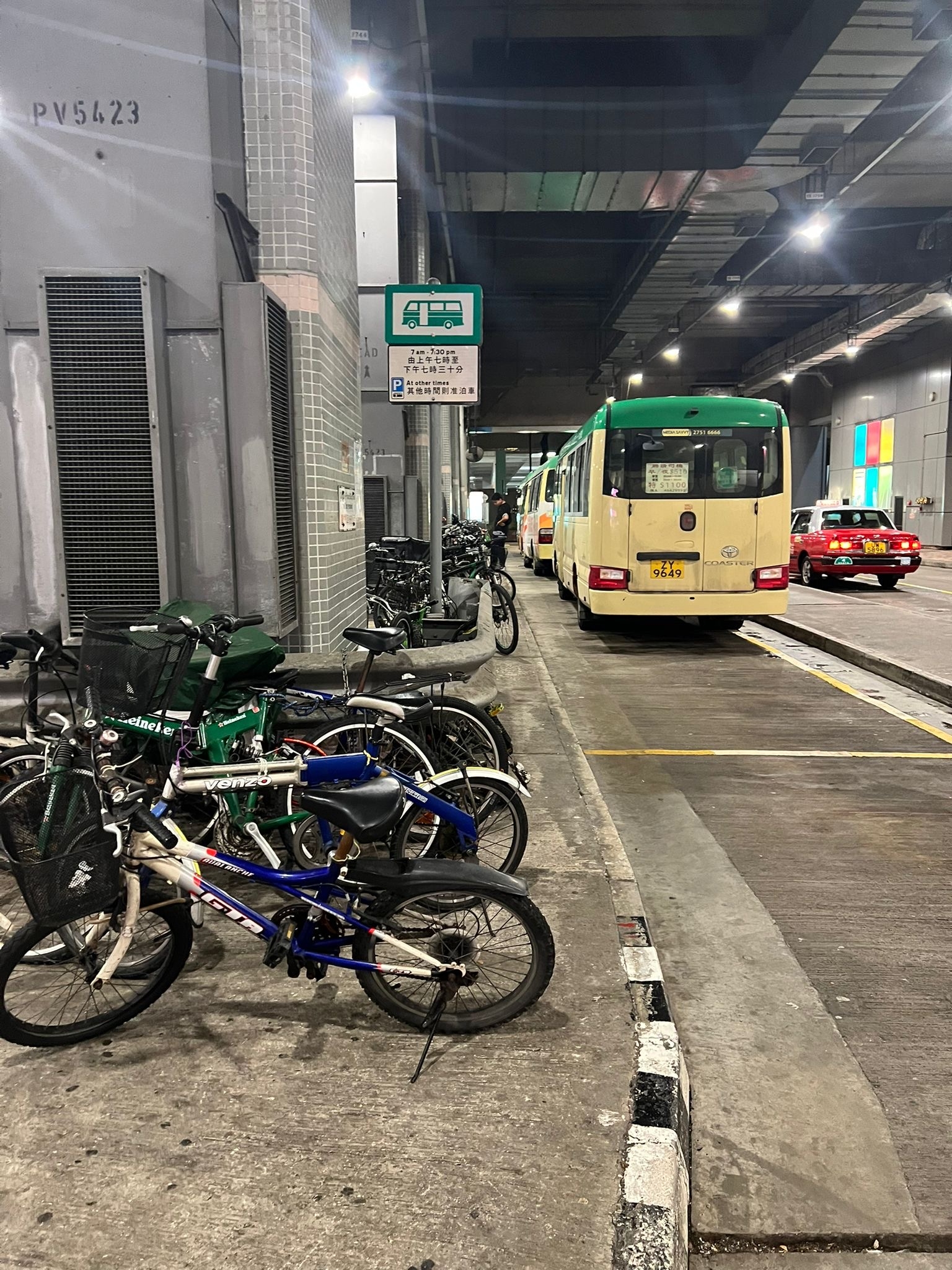 東張西望報料｜尚徳巴士總站大量單車違泊　報料人：投訴半年都無人處理 （觀眾李小姐報料）