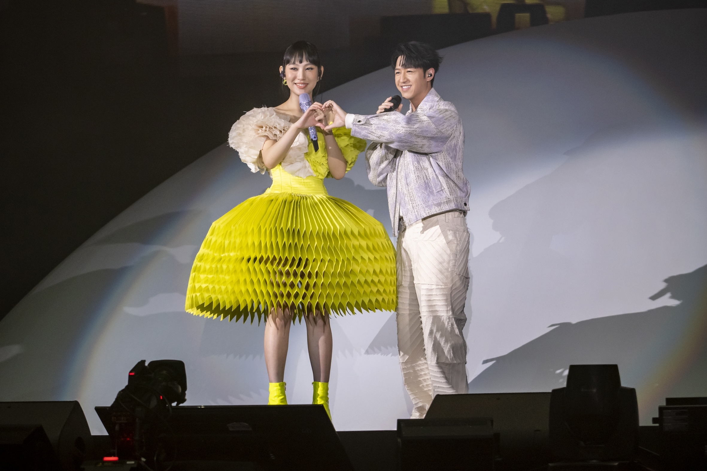 炎明熹演唱會開鑼淚灑舞台 馮允謙林智樂任嘉賓合唱 - 東張+