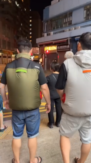 香港夏天街頭現「羽絨」奇景　新蒲崗兩男靠「風扇背心」解熱引熱議