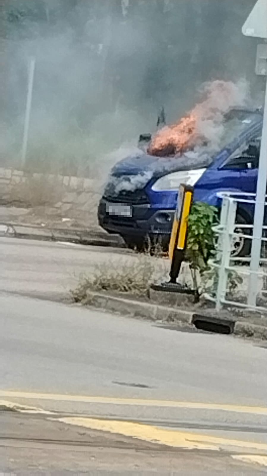涉事客貨車停泊在青田路與鳴琴路交界的燈位前，車輛陷入火海，大量濃煙冒出，直衝半空，警方及消防人員趕到現場處理事件。（Facebook圖片／車cam L（香港群組）／Bosco Chu）