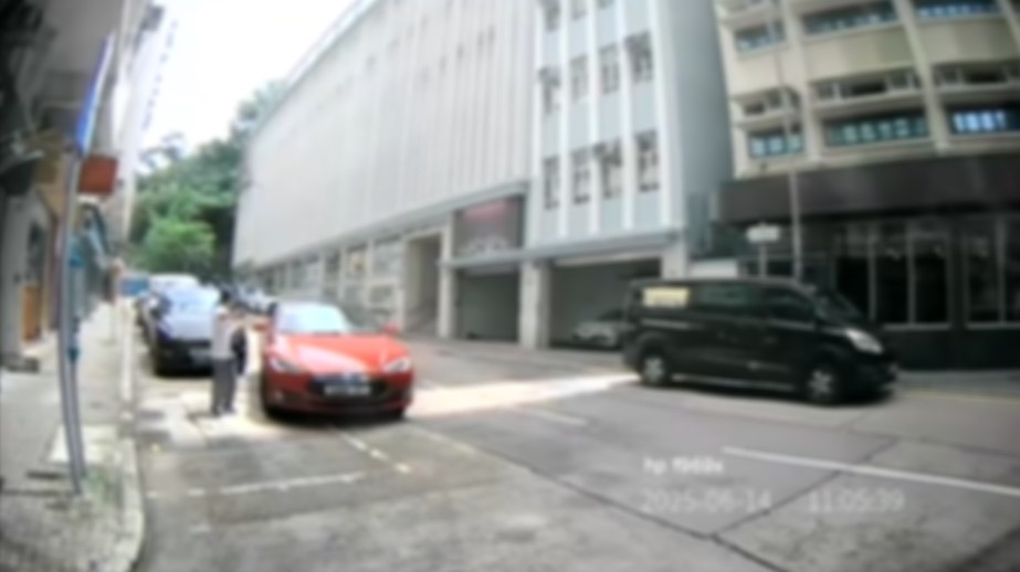 油麻地女子「人肉霸位」佔領車位