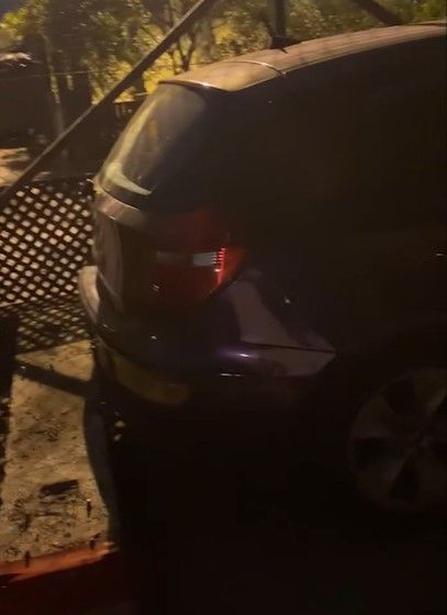 私家車疑亂泊地盤遭「土法鎖車」。(影片截圖)