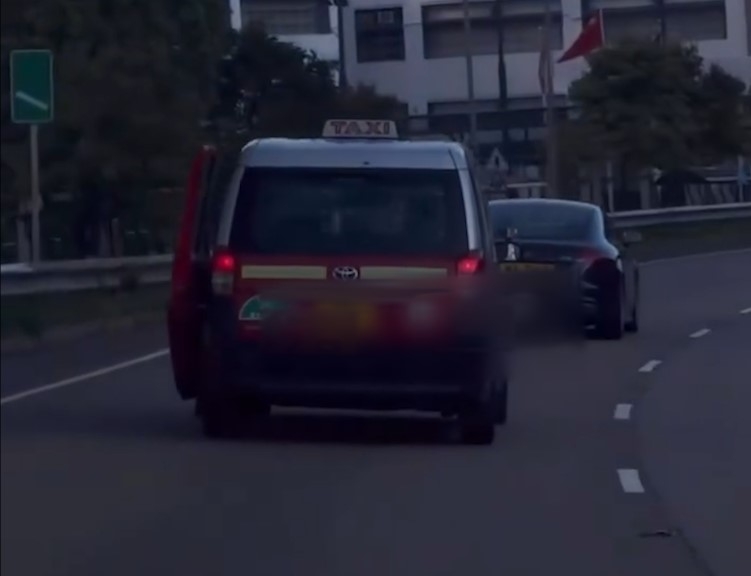 車Cam直擊｜東區走廊的士車門未關「照開車」　疑小露寶電門失靈
