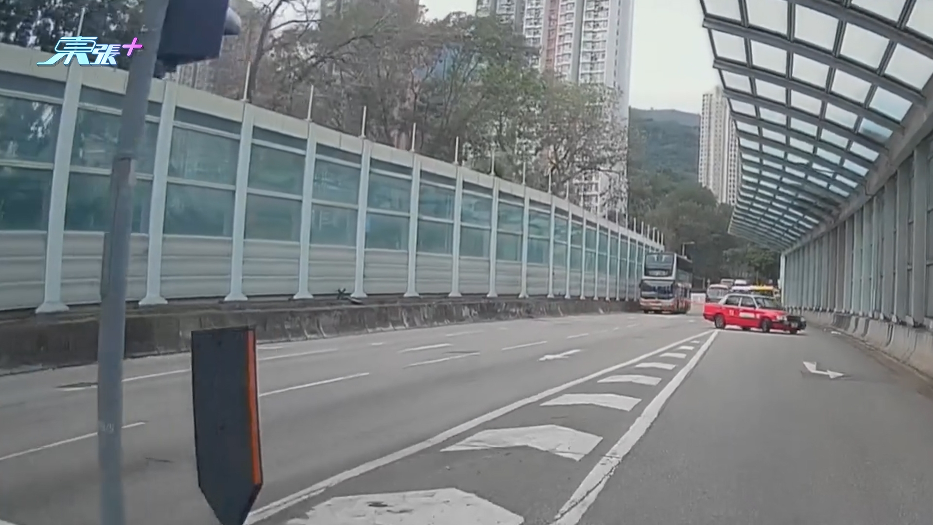 車Cam直擊｜的士行錯路變逆線行駛仲當眾Uturn　網民：以為北上自駕？