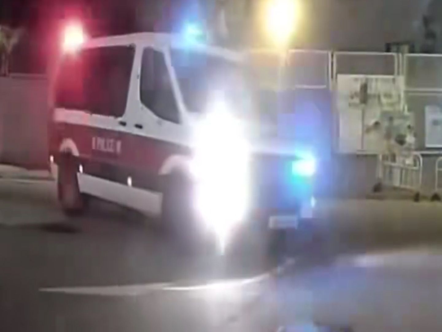 私家車讓線無停車兼閘警車遭斷正