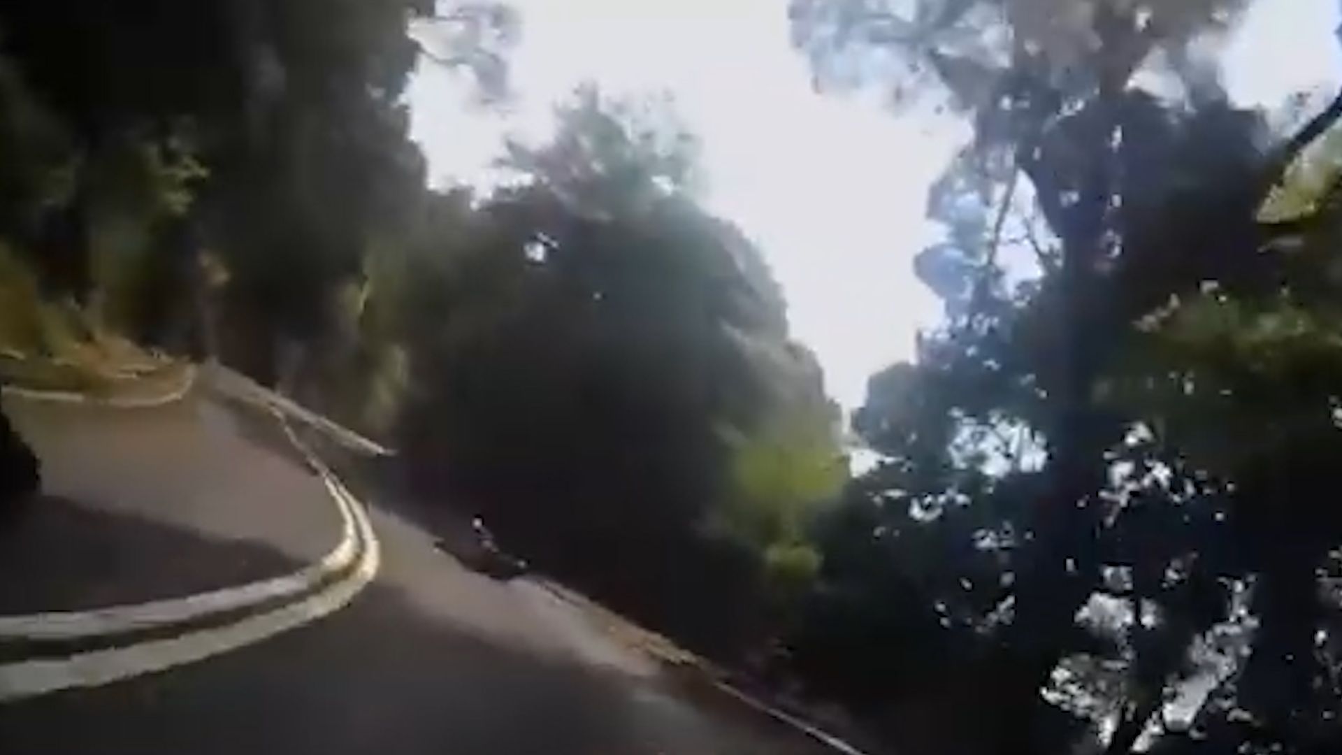 荃錦公路鐵騎士彎位失事翻滾6圈，電單車撼向山邊再反彈。