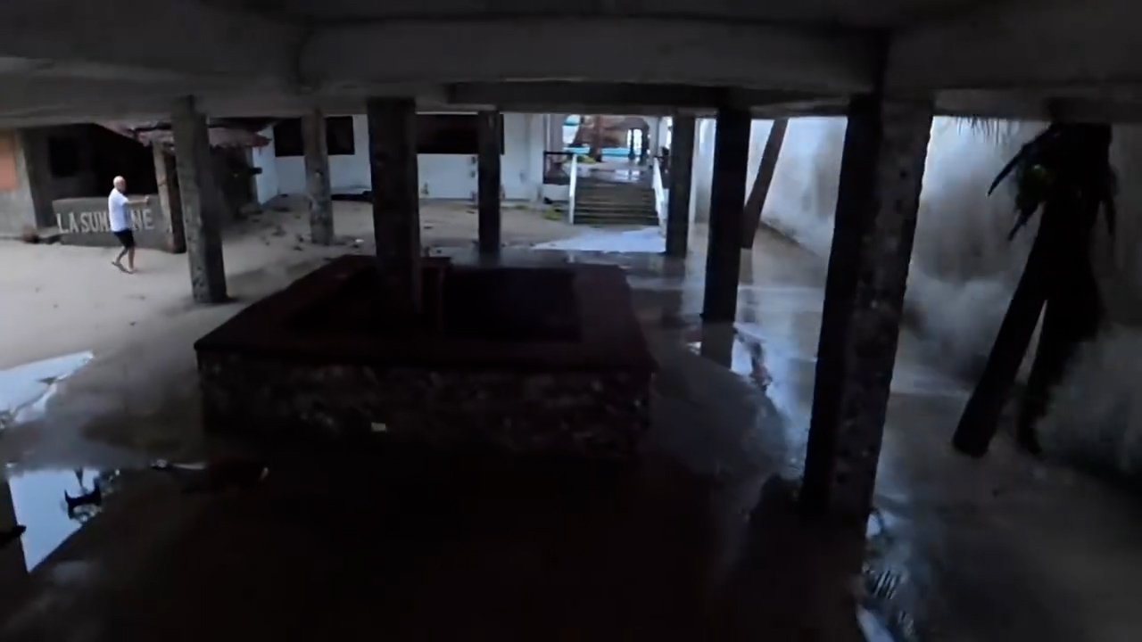 影片第一部分似是由身在酒店樓上的人士拍攝，顯示有巨浪沖入一間海濱酒店，直撲附近的路人，路人見狀隨即往岸上方向狂奔。（Threads影片截圖／shiangillus）