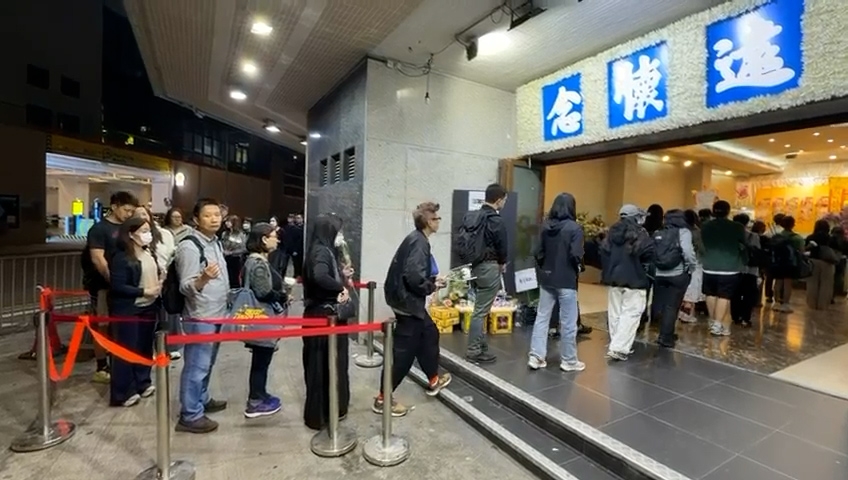報料觀眾指，下午三時左右開始陸陸續續有市民到九龍殯儀館為死難者摺衣紙，黃昏後越來越多熱心市民到場，盡一番心意鞠躬以及獻花。（報料觀眾提供影片截圖）