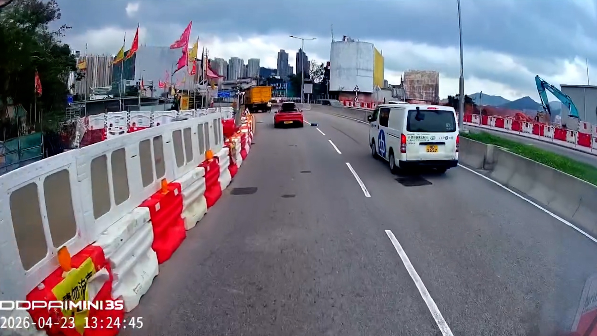 車Cam直擊｜公路中央驚現障礙物多車險生意外　網民發現滕麗名都差啲中招！ （fb影片）