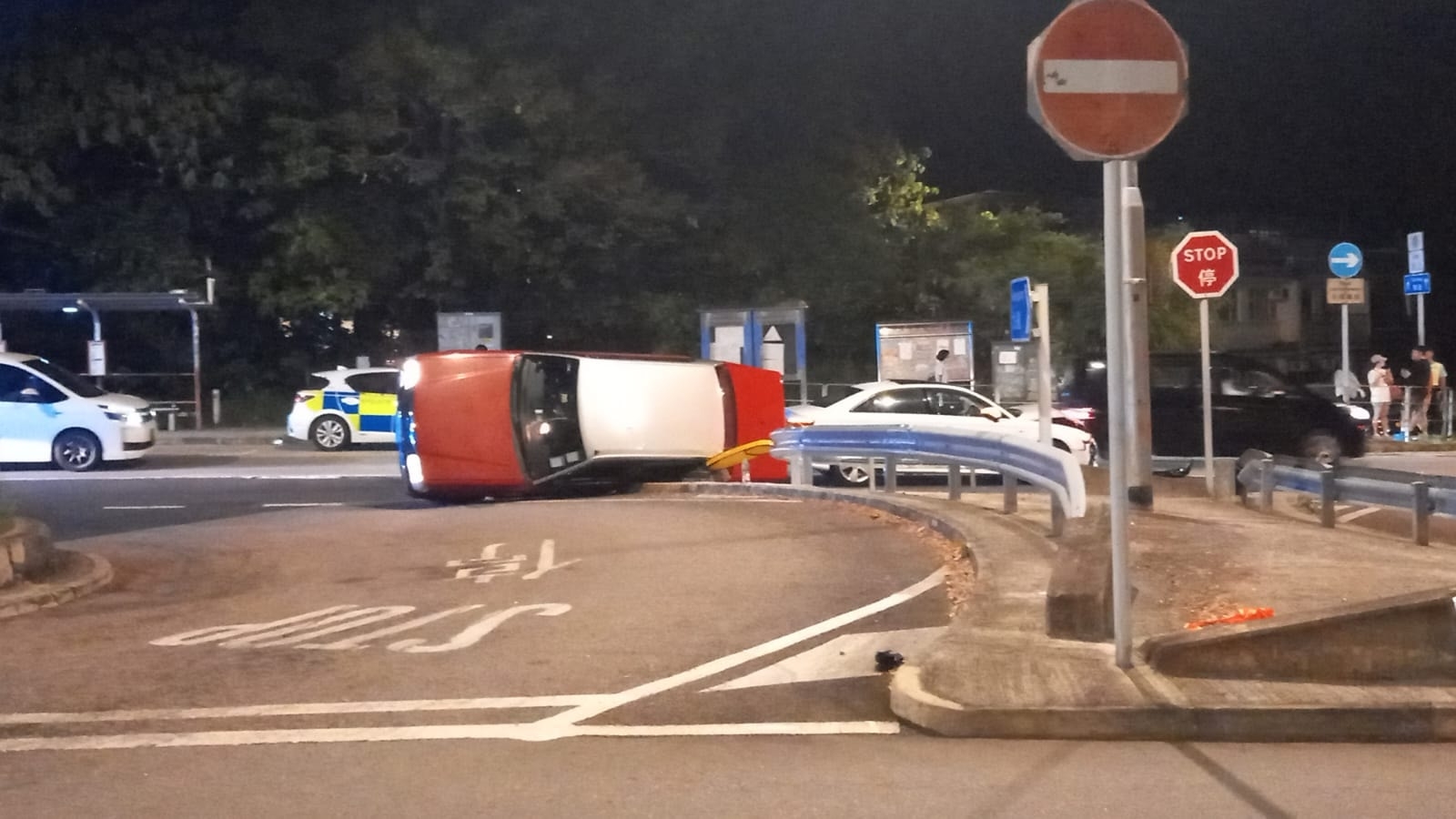 清水灣道的士疑切線遭翻側　涉事私家車女司機男乘客「棄車逃走」