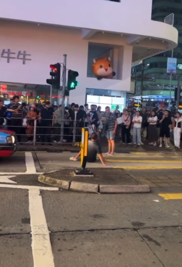 尖沙咀的士司機VS碰瓷黨　男子「詐死」躺路中心司機勁勞氣