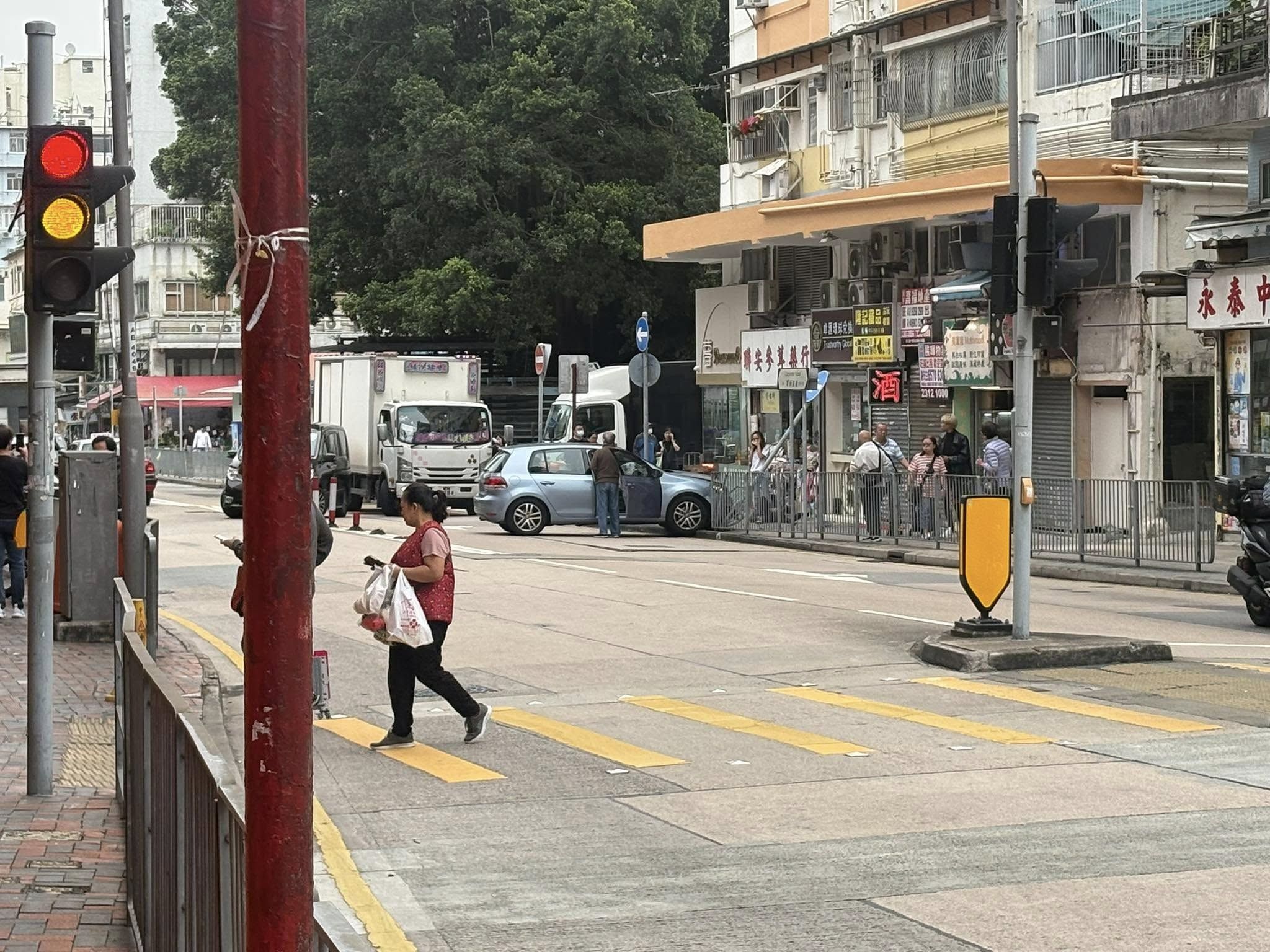 九龍城82歲老翁誤踩油門直撞車閘　1名八旬老婦捱撞