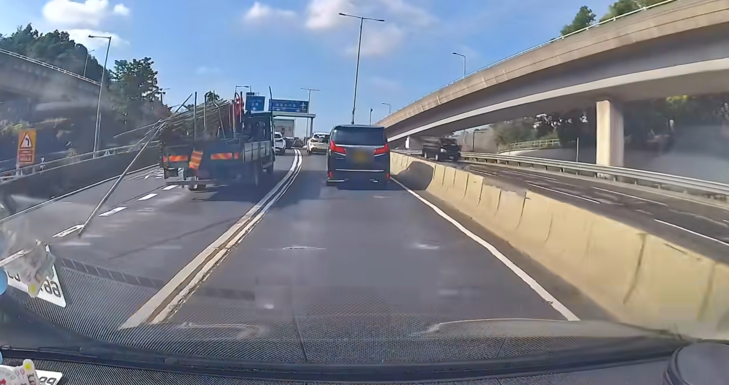 不幸中之大幸，棚竹最終雖有有數枝跌出車尾，不過只是插向地面，並未擊中緊隨其後的黑色私家車，否則後果難以想像。