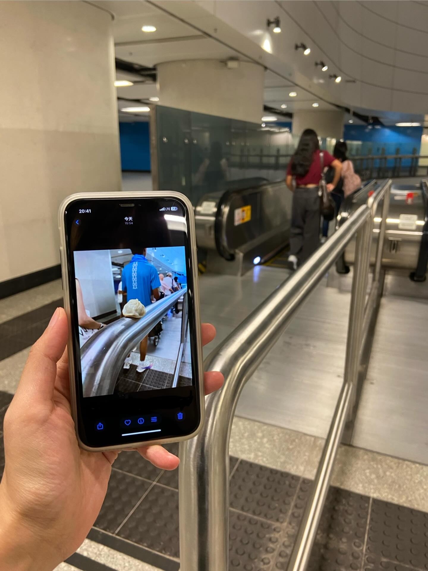 樓主在稍後時間重回金鐘站，發現欄杆上的小籠包已消失不見。（Threads圖片／felix.prfm）