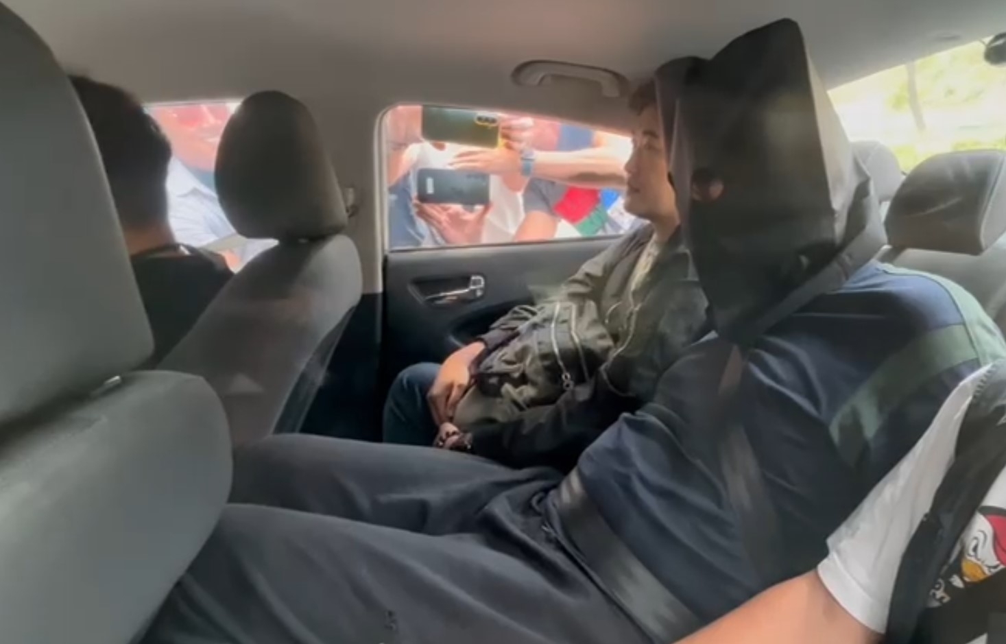 警方今日（11月12日）拘捕38歲姓胡疑犯，涉嫌「傷人」、「販運危險藥物」、「管有仿製槍械」、「管有攻擊性武器」。