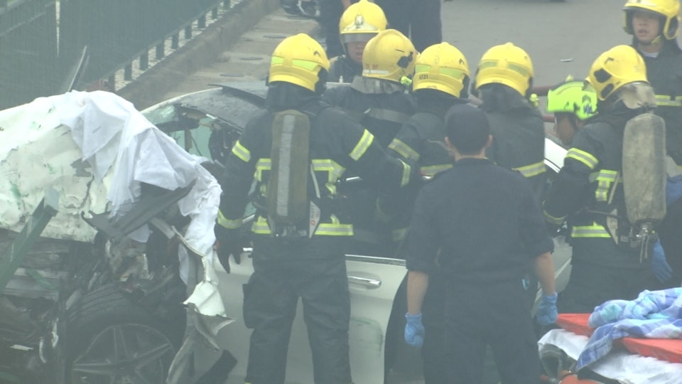 消防救出車內傷者（澳廣視影片截圖）