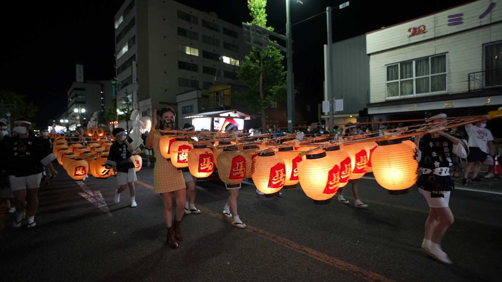 Bowie喺秋田竿燈祭落場玩埋一份。