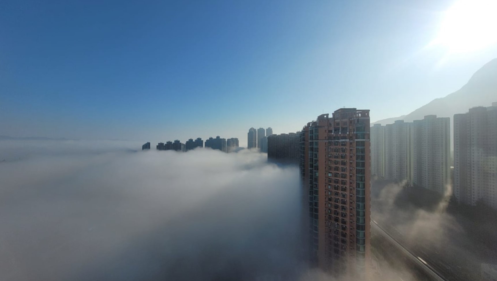 濃霧籠罩下到處恍如仙境。網絡圖片