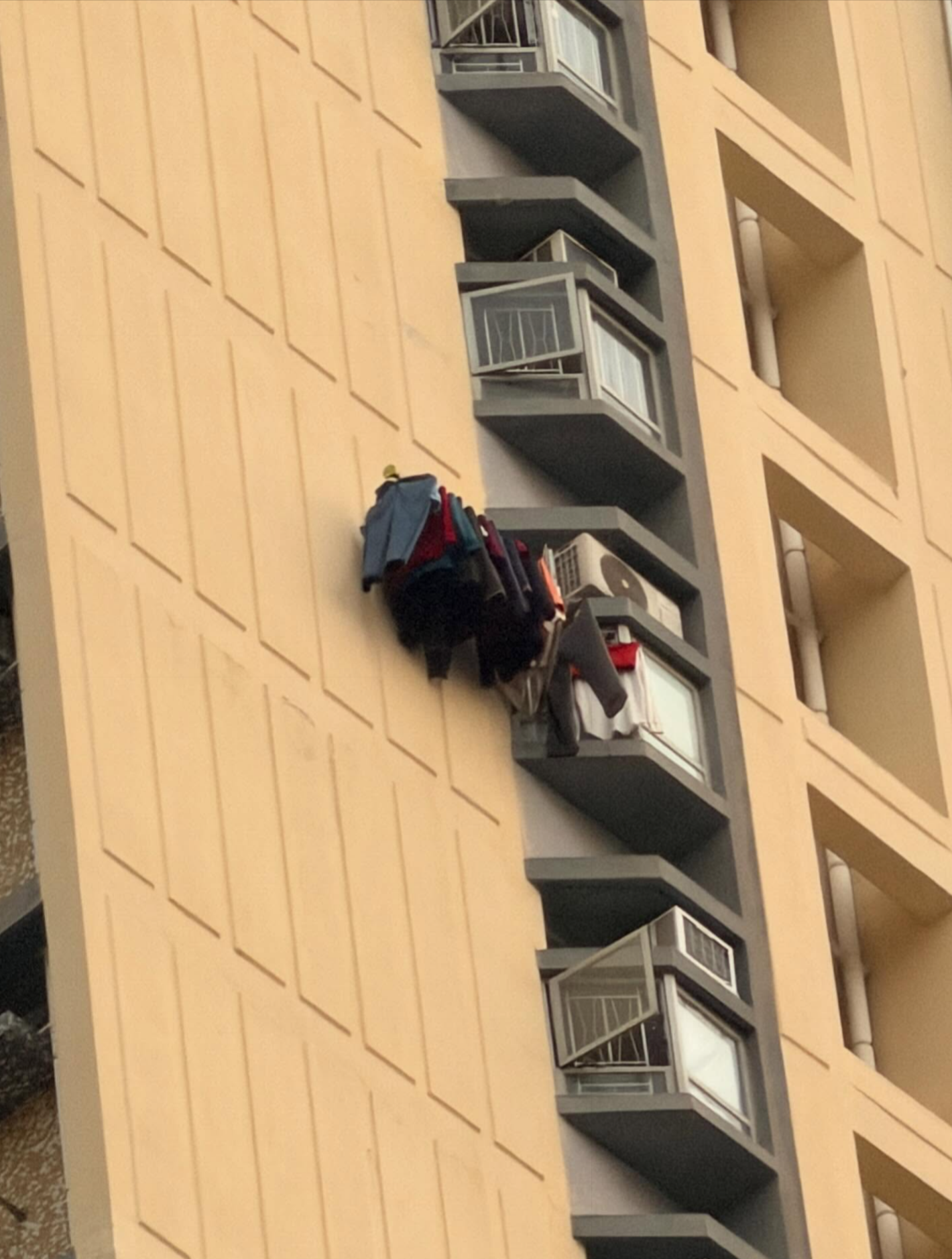 屋邨驚現「仙女散花」晾衣奇景　居民打橫放牆晾衣　網民勁驚奇：好污糟喎 (Threads@suchiisaiimouto)