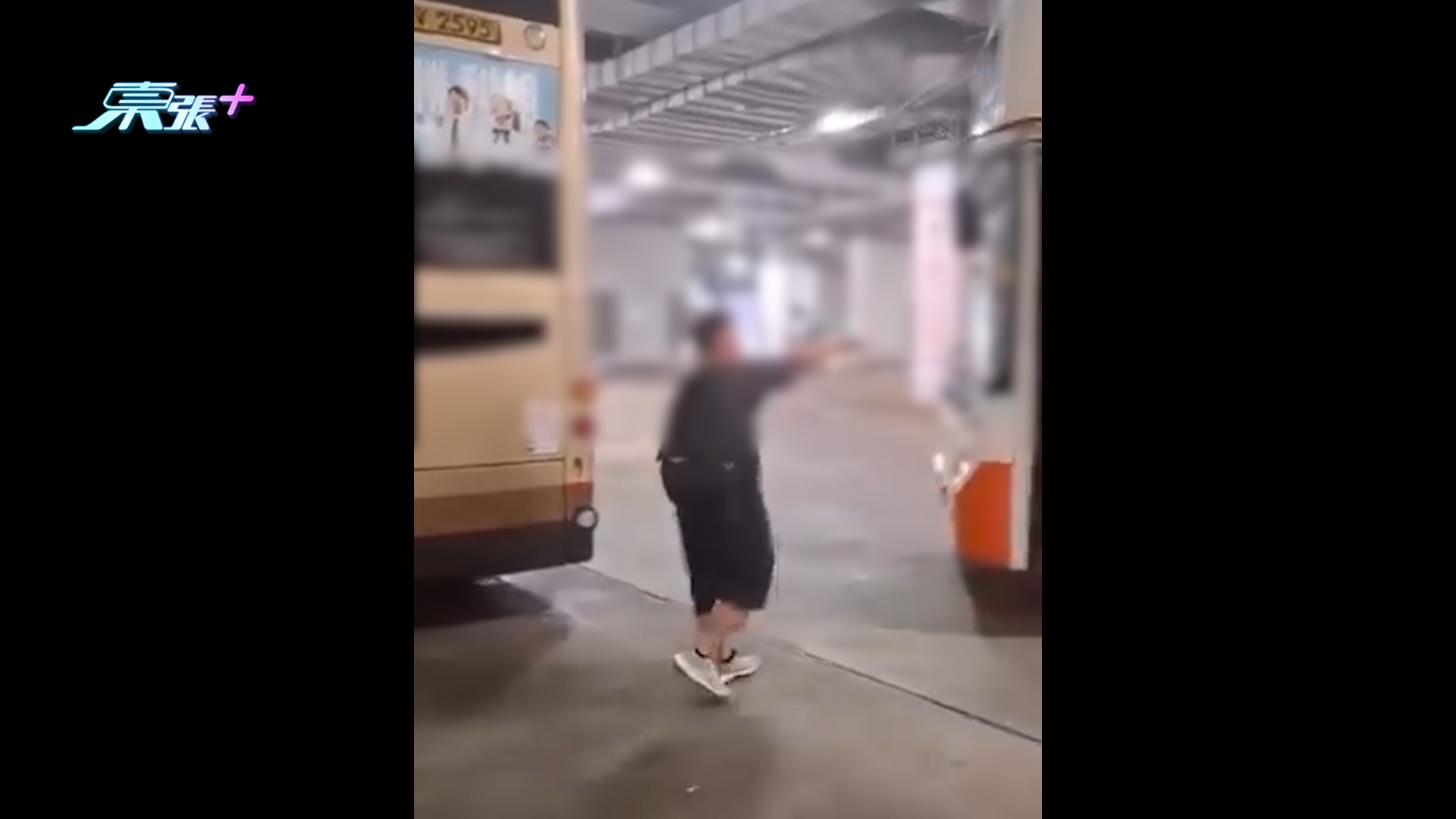 巴士迷爆粗大鬧巴士車長　疑因未開車「影唔到牌」發脾氣　網民斥妨礙行車