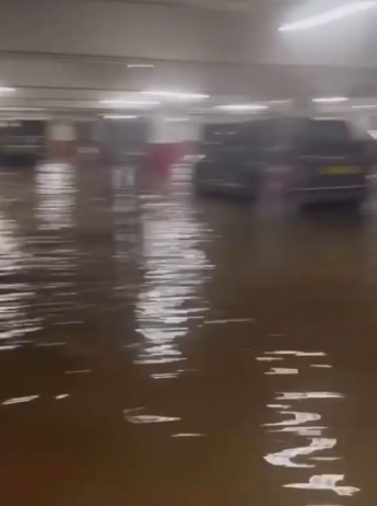 黑雨｜柴灣環翠停車場水深一度及膝　車主趕往救車　網民憂保險不受保