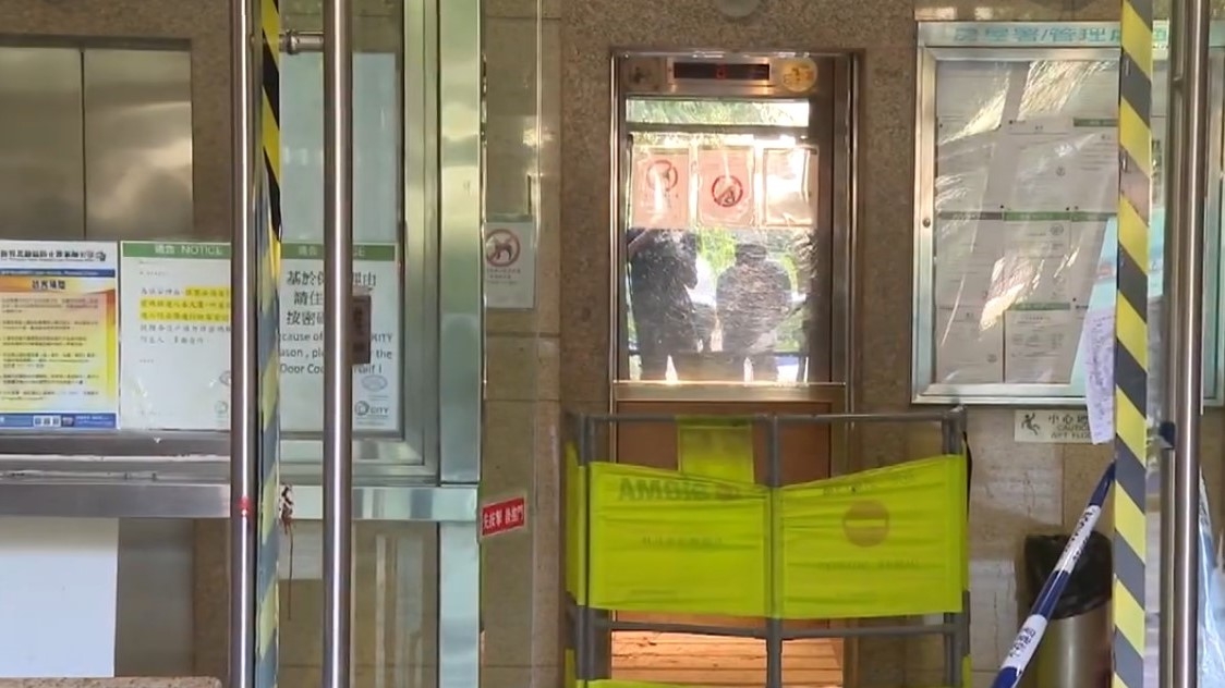 現場所見，大廈外行人通道與大廈內一座升降機地面遺下多灘血迹，而大廈玻璃門上亦有染血。 