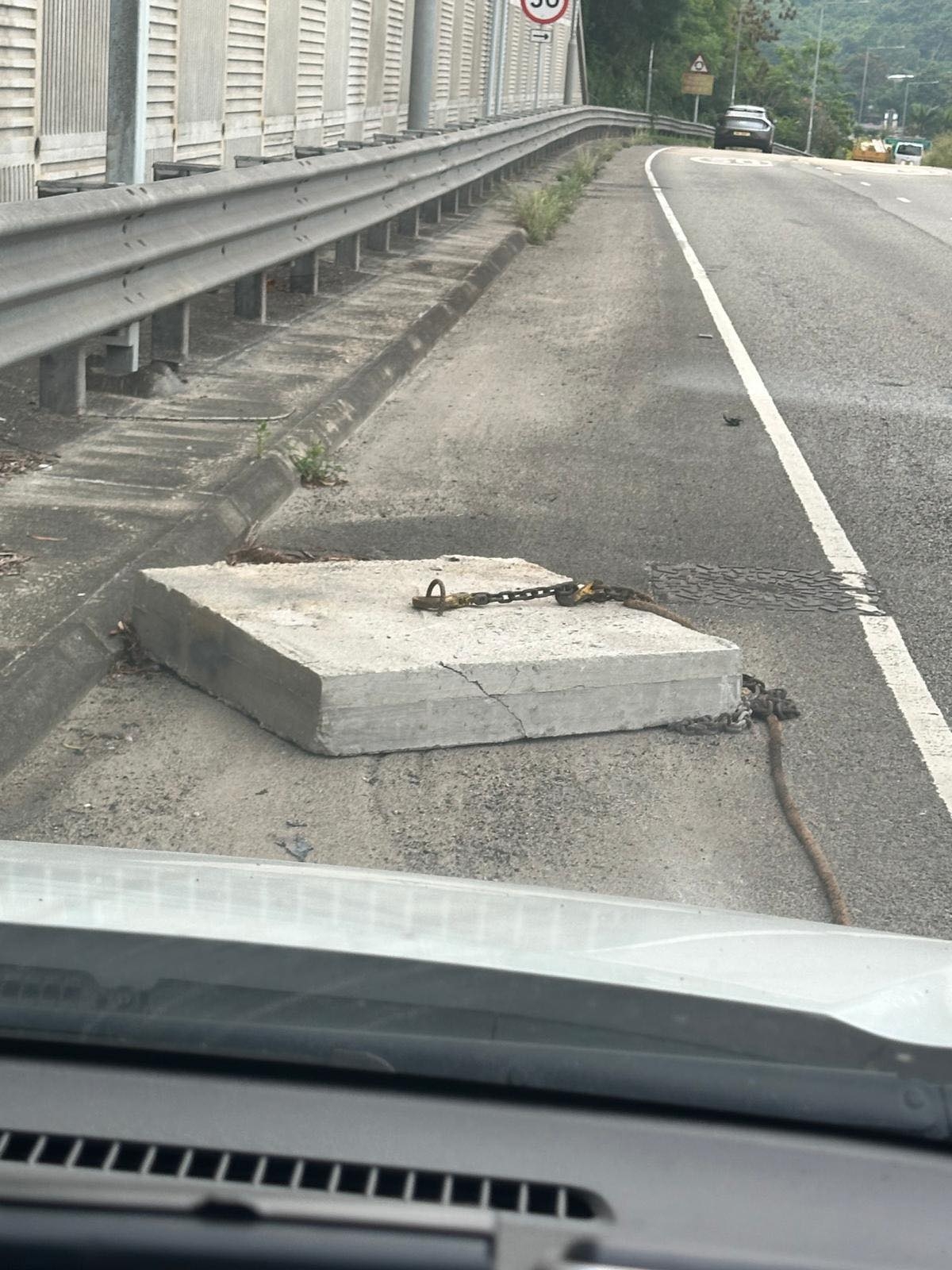 車Cam直擊｜吐露港公路貨車跌石屎板　險擊中旁邊私家車　網民稱「要去還神」