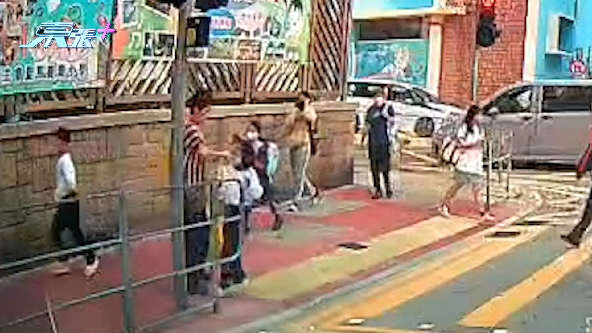 東張西望獨家｜阿婆過馬路掌摑路過細路　觀眾報警不受理轉報《東張》：希望家長小心