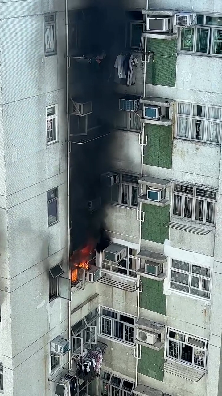 起火單位陷入火海，從窗戶噴出橙色烈焰。（Facebook影片截圖／土瓜灣之友）