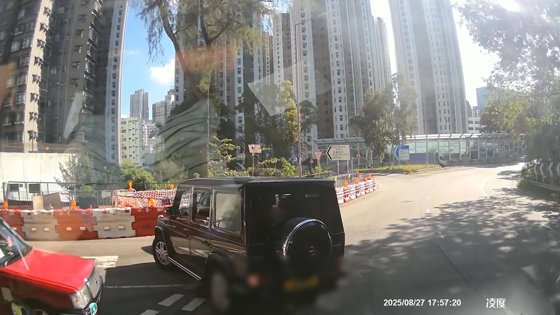 「馬路炸彈」四圍走　唔掛車牌逆線行仲撞貨車尾