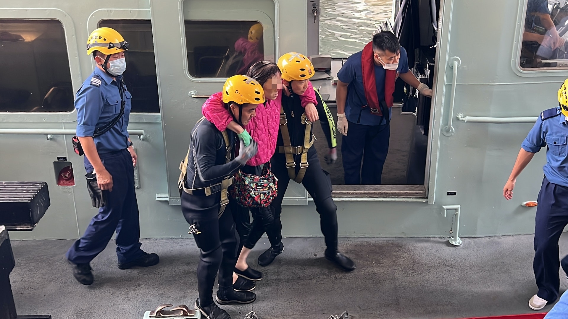 警方及消防員非常緊張，分別出動水警及滅火輪救援