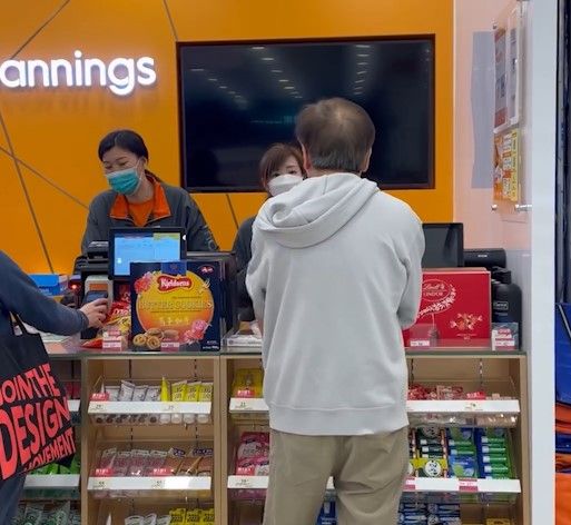 萬寧客人欲換貨惟單據無效爆粗鬧職員。(影片截圖)