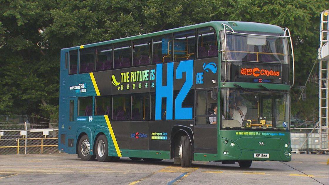 聖誕節外遊成風，再有巴士堆滿行李篋更「塞爆車門」！