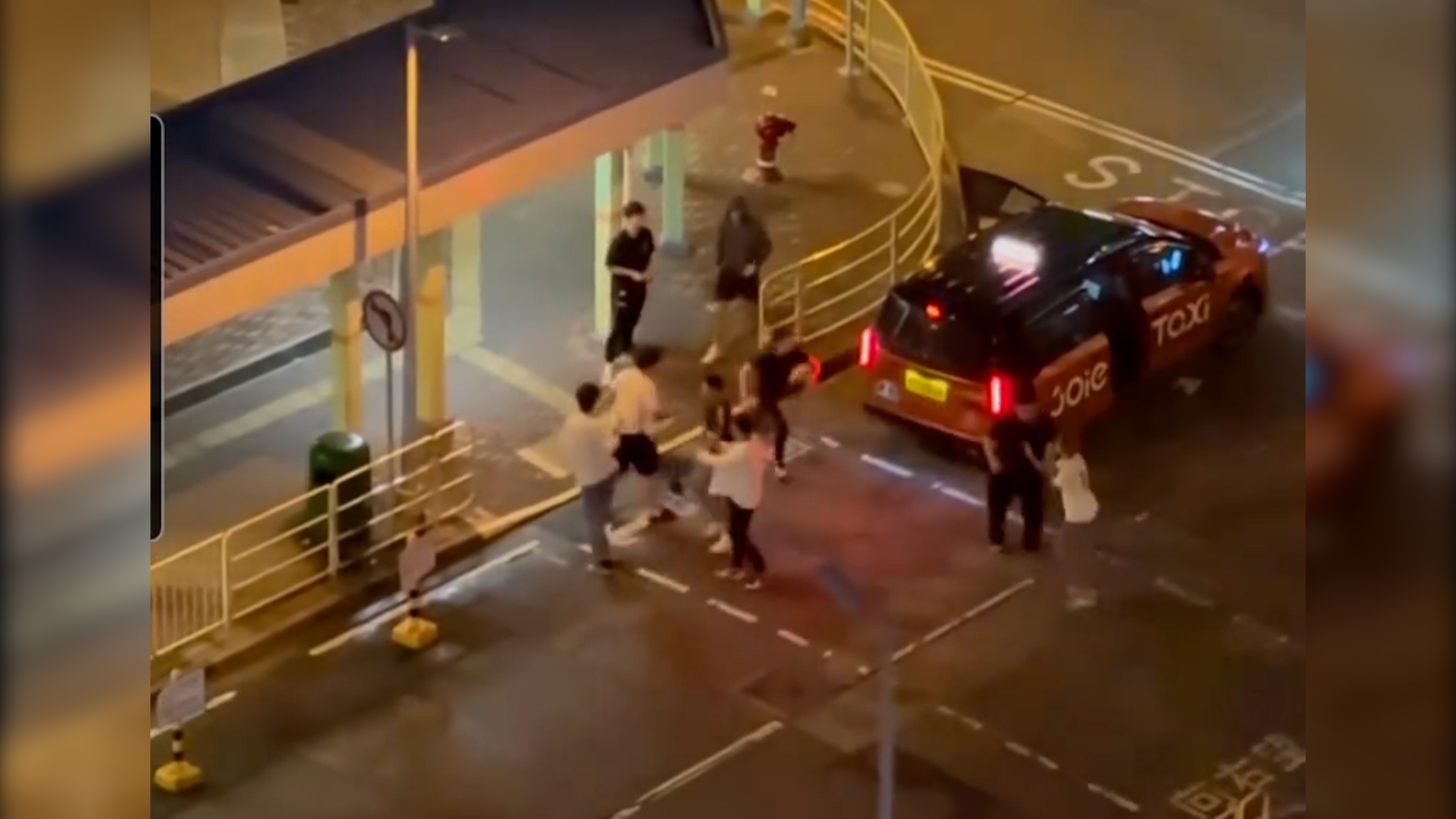 沙角邨疑爆多人圍毆影片曝光　近10人「三線開戰」　的士旁有人遭打至倒地 （網上影片）