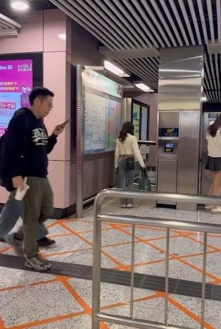 港鐵內地女疑逃票連環跳閘過程全拍下