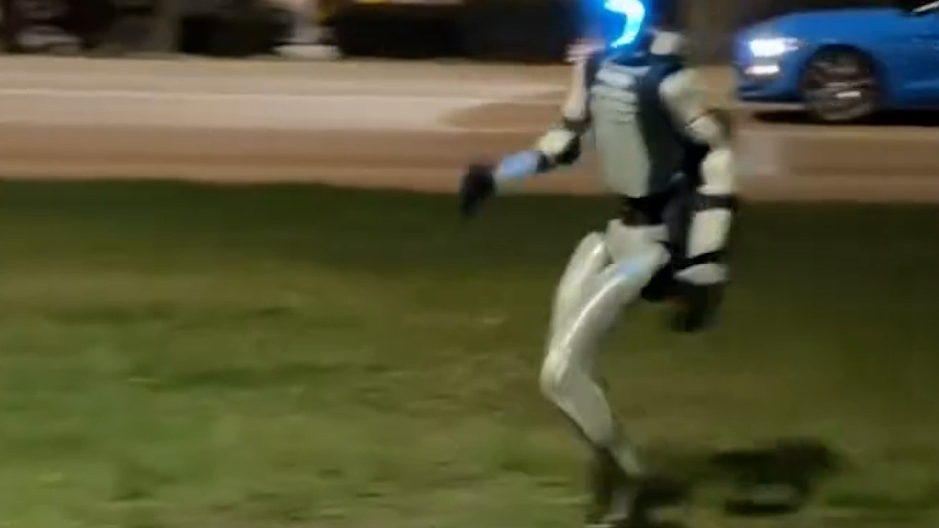 夜間街頭出現「人形機械人」追趕野豬　3小豬慌忙奔跑　原來由中國企業研發？