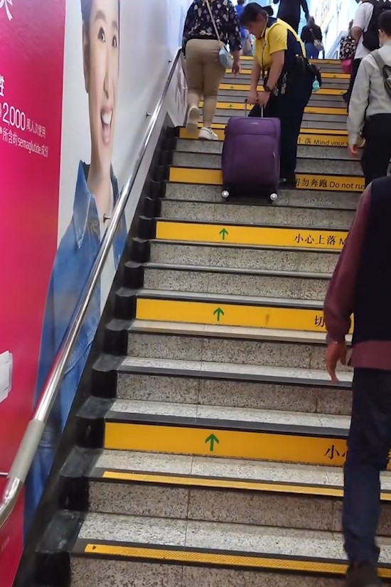 港鐵苦命職員慘變「阿四」幫姐姐搬行李上樓梯　網民：做工人嘅工人