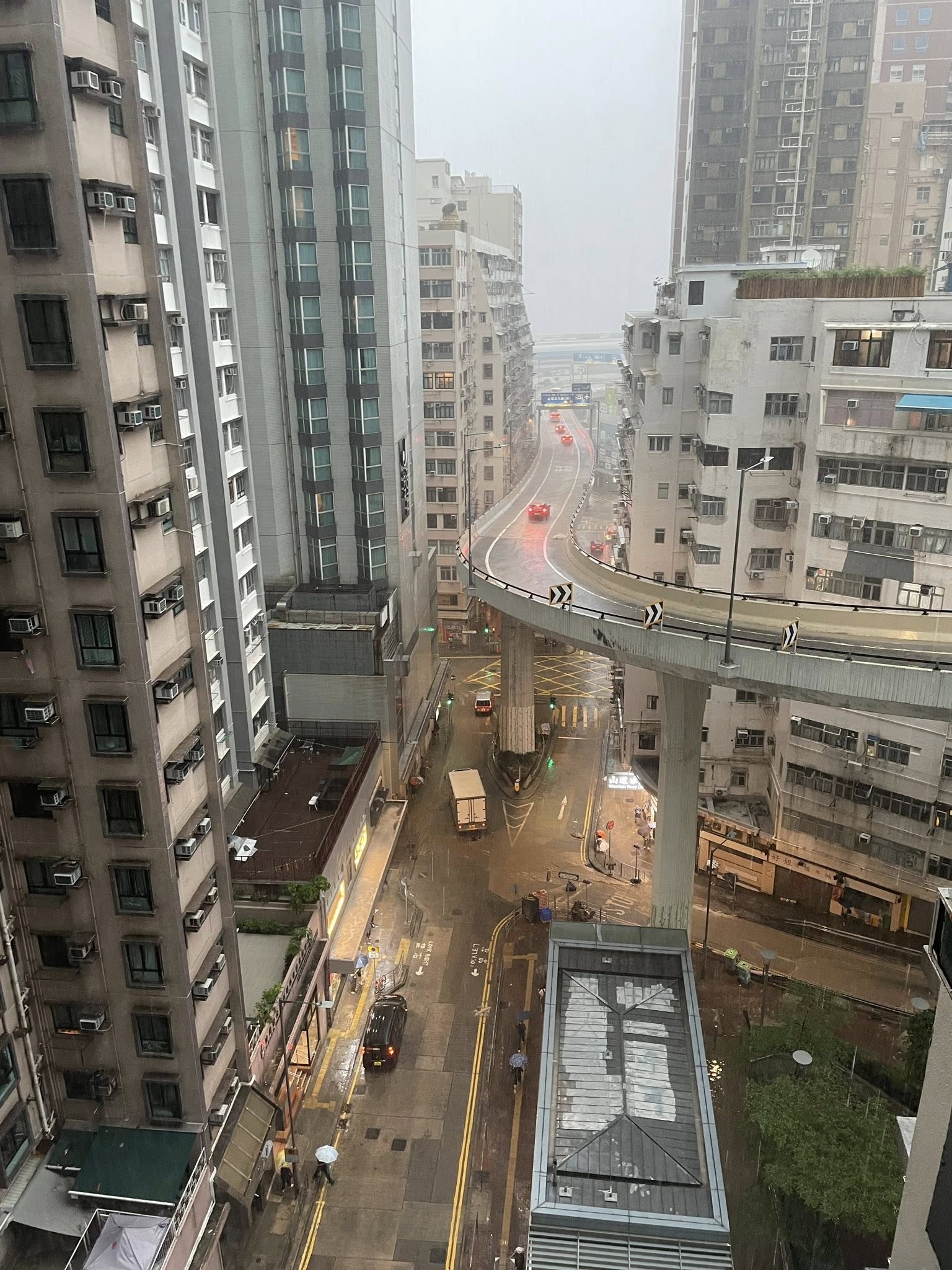 受熱帶氣旋「楊柳」影響，本港周四（8月14日）早上天氣急劇惡化，多區出現大驟雨及狂風雷暴。