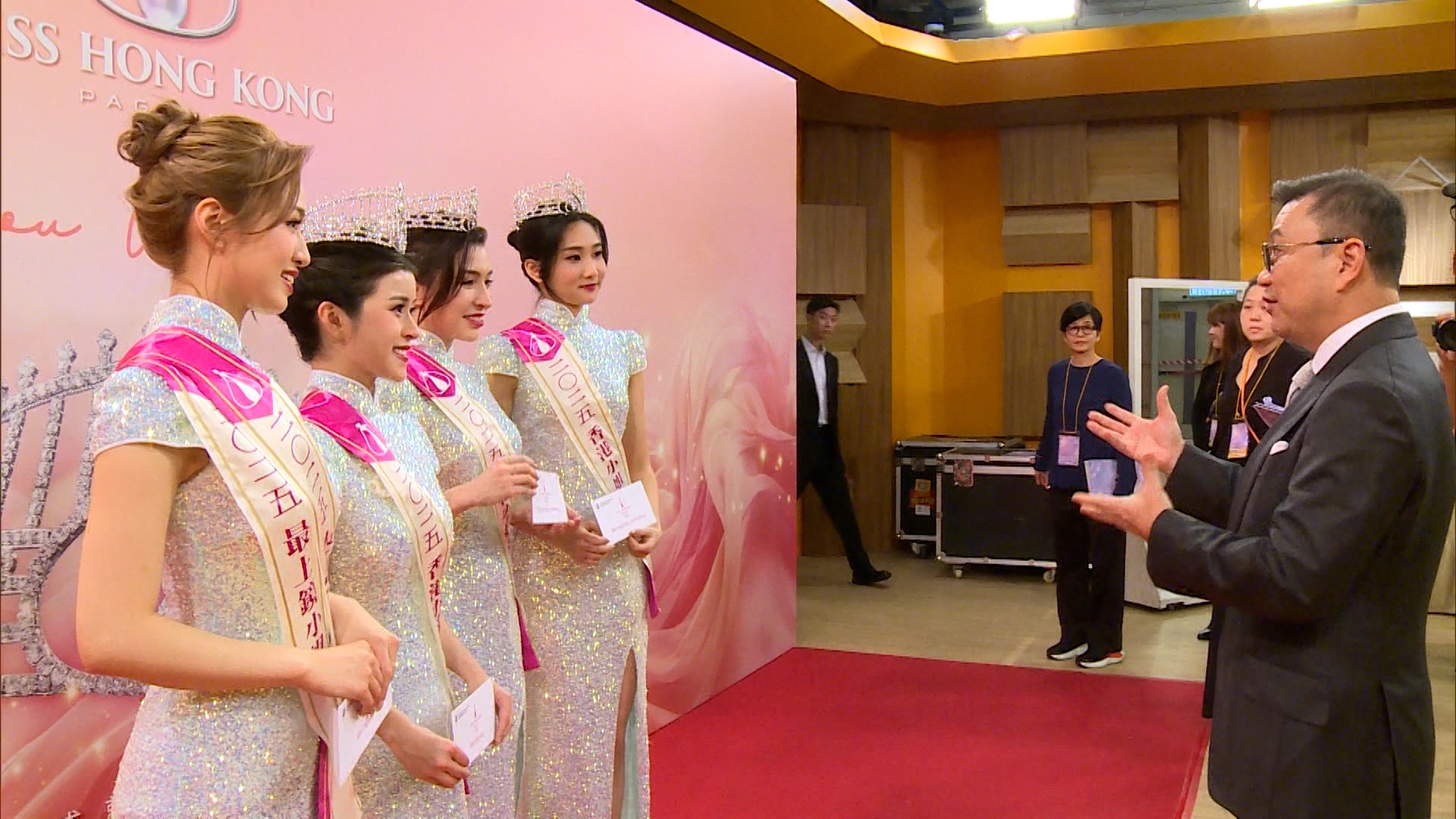 比賽結束後，電視廣播有限公司主席許濤先生即場與得獎佳麗會面，以及頒發獎項。