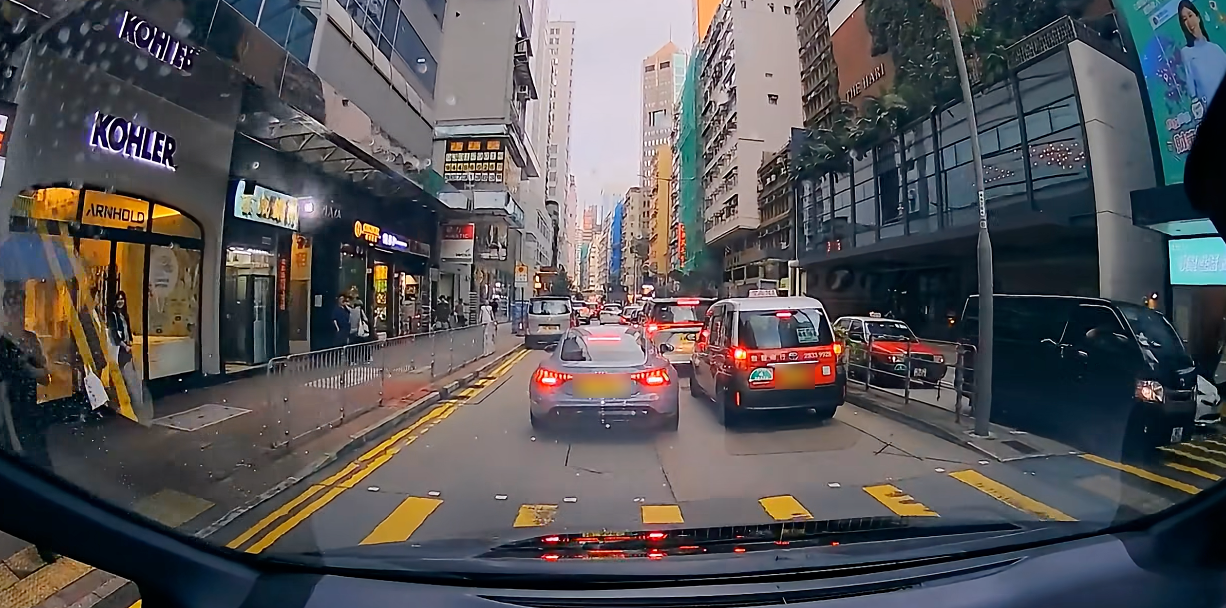 影片顯示在灣仔駱克道近杜老誌道往銅鑼灣方向兩條行車線上，左線一架奧迪私家車前方有車輛停泊，在未有打燈的情況下企圖切入右線。