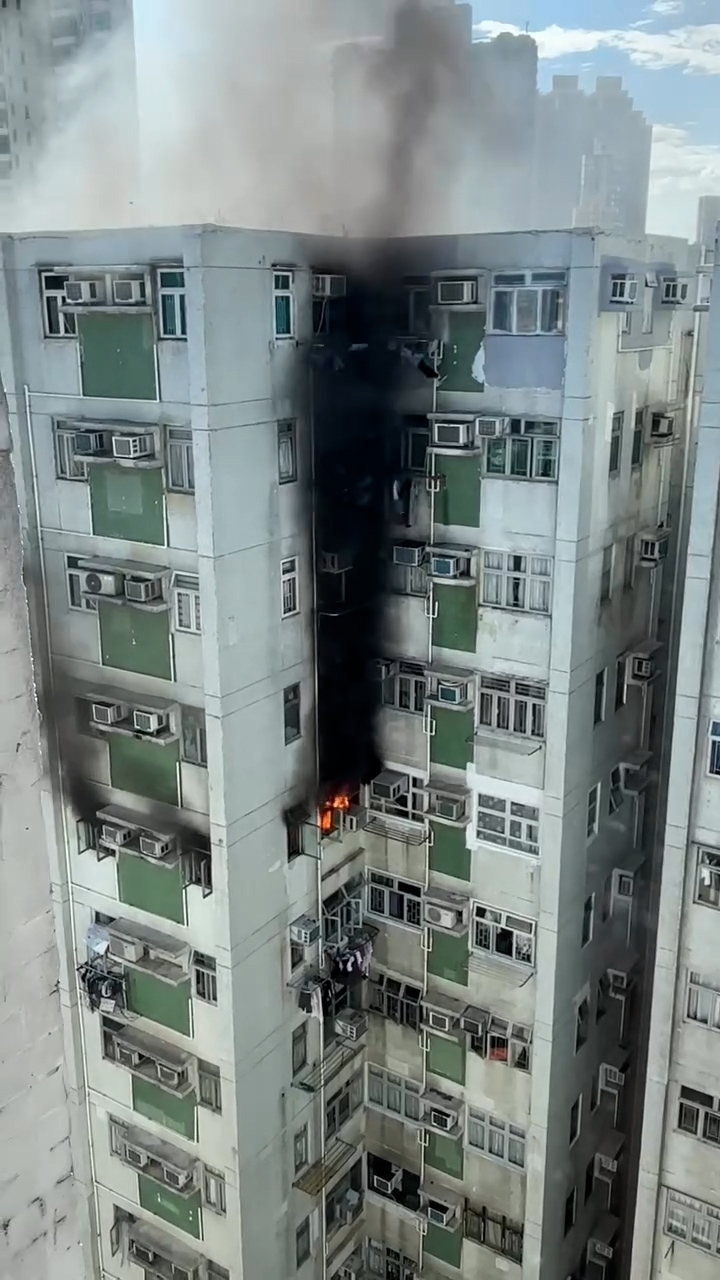 起火單位窗戶冒出黑煙，席捲半空。（Facebook影片截圖／土瓜灣之友）