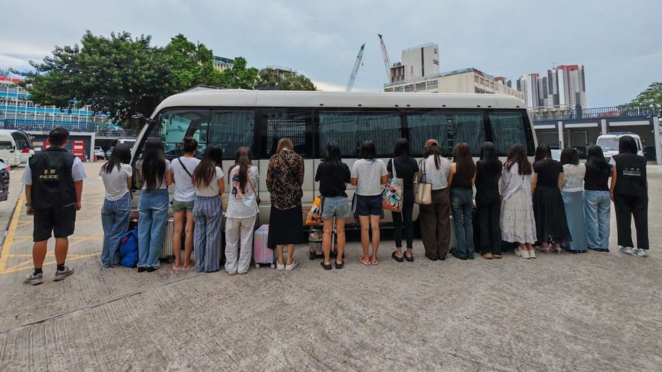 元朗跨部門掃黃拘32名女子。(警方提供)