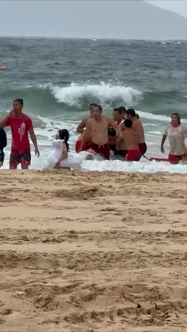 事發時石澳泳灘海面有湧浪。（觀眾提供影片截圖）