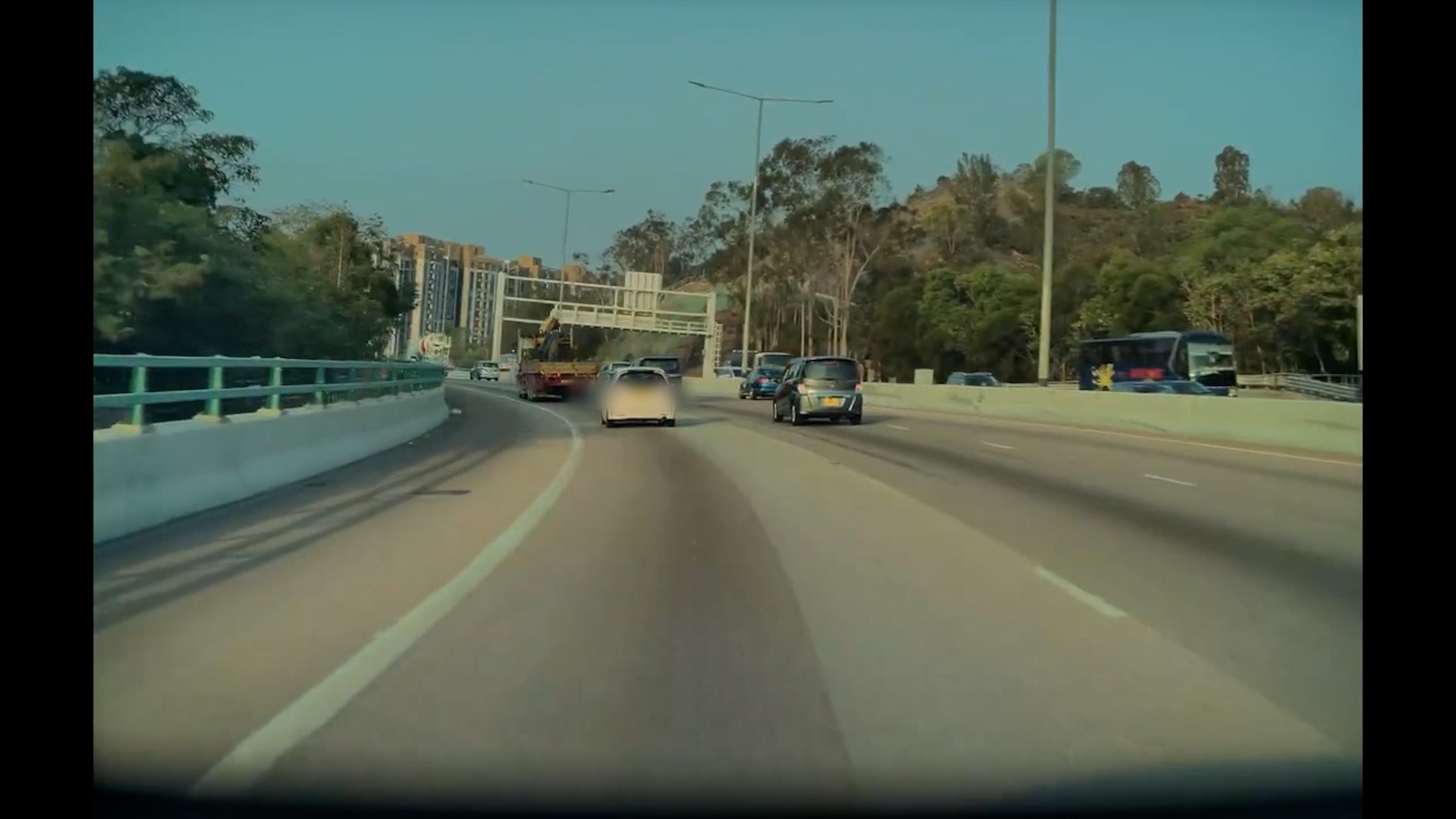 一輛藍色私家車沿屯門公路快線往屯門方向行駛，至小欖對開一個彎位時，突然「舞龍」左搖右擺，撞向石壆之後失控。（Facebook影片截圖／車cam L（香港群組）／Wai Him Wu）