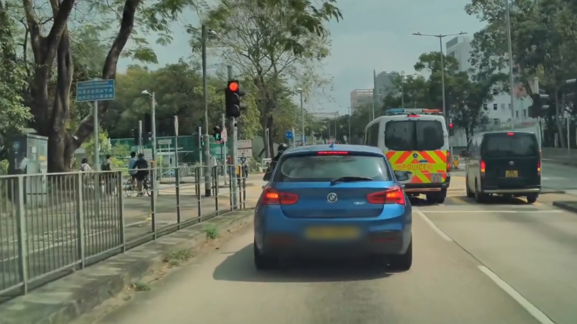 東張西望報料｜車Cam｜藍色私家車「勁把炮」　警車閃燈唔讓仲鬥快　網民：阻差辦公？