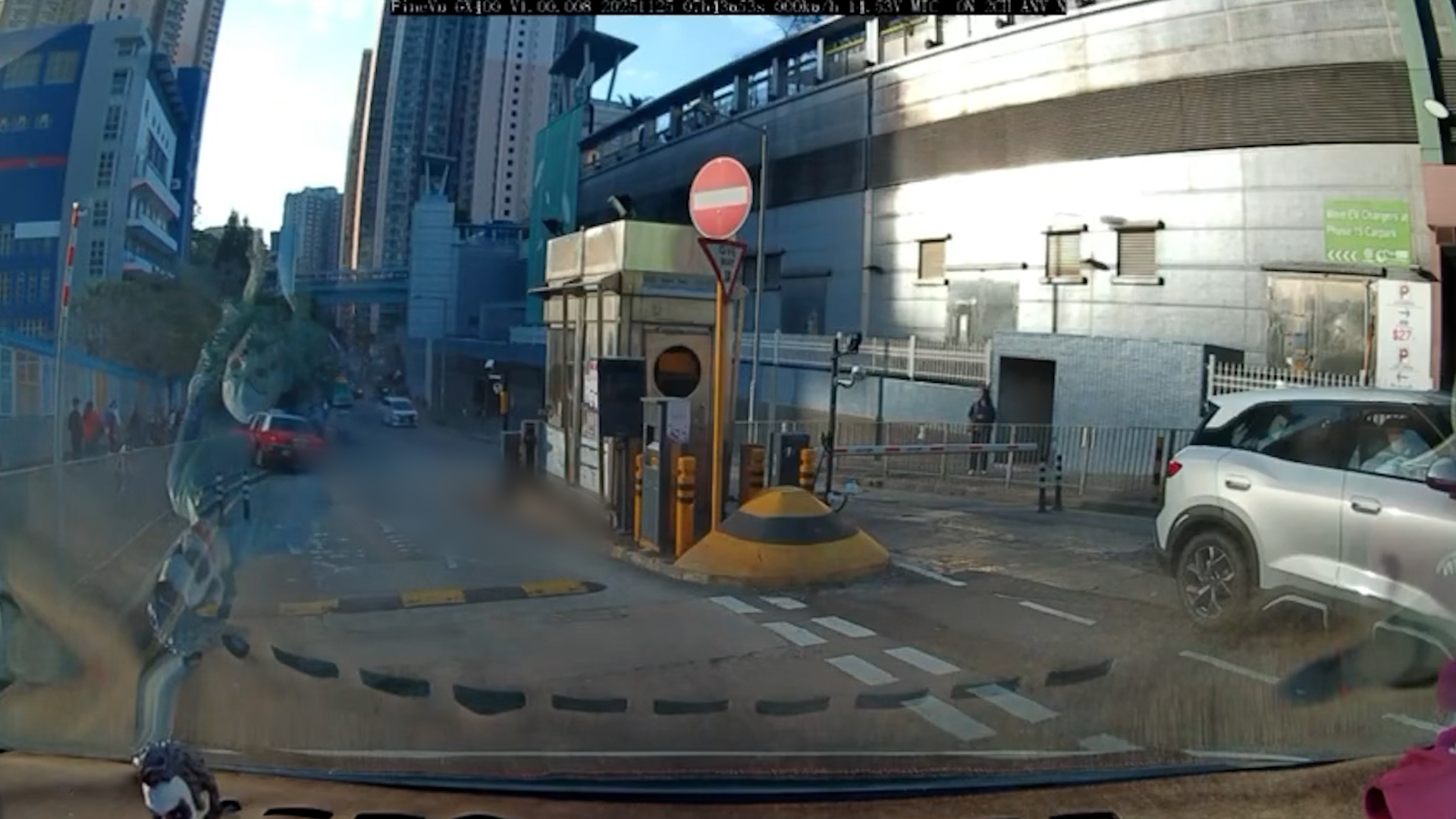 的士撞向馬路左方、秀明小學外的路邊鐵欄，在撞倒一輛停泊的電單車後，最終停在行人路上。 （Faceook影片截圖／車cam L（香港群組）／Roxanne Lam）