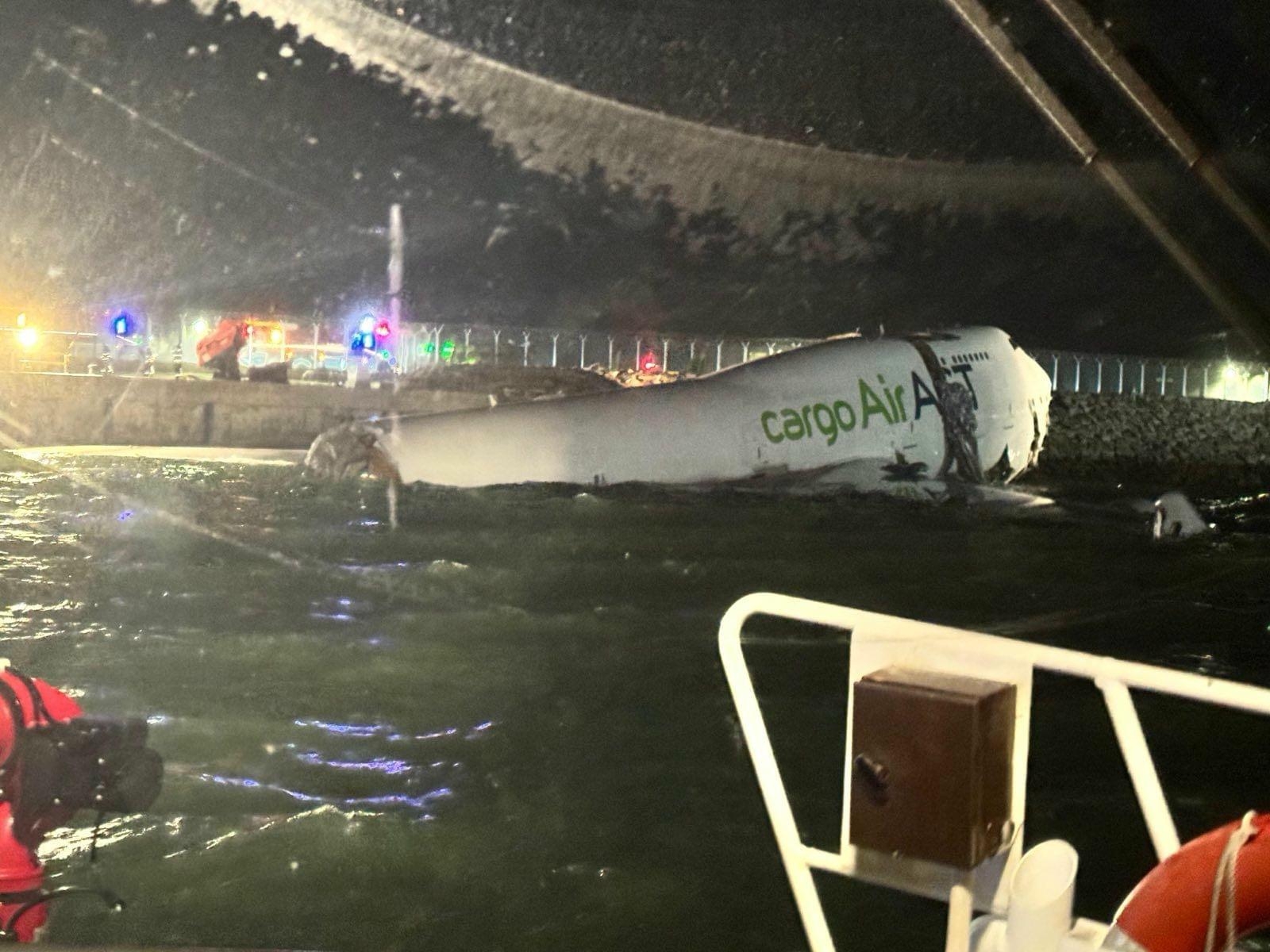 杜拜抵港貨機降落衝出跑道　機身斷裂墮海撞巡邏車　兩人死亡