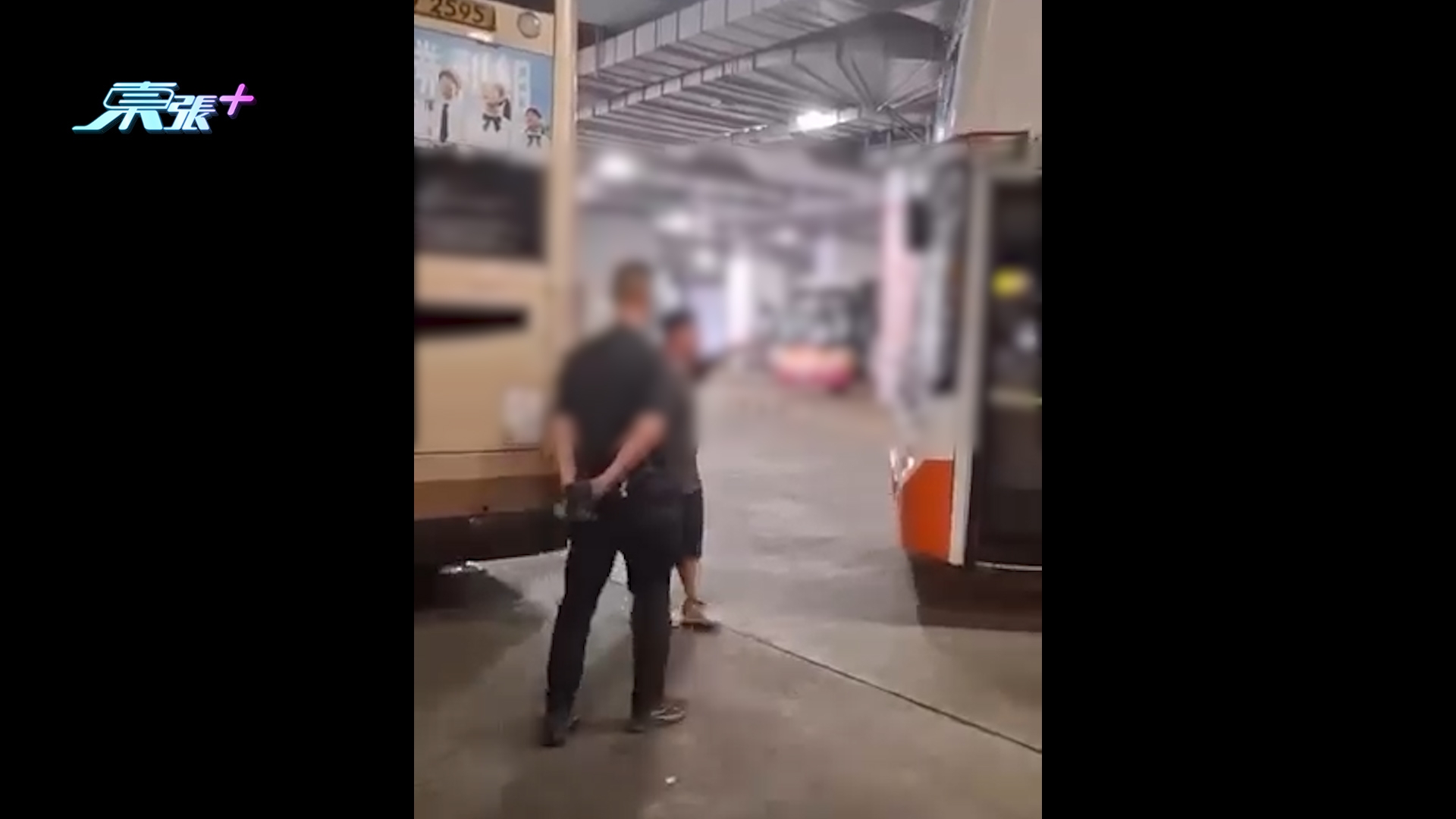 巴士迷爆粗大鬧巴士車長　疑因未開車「影唔到牌」發脾氣　網民斥妨礙行車